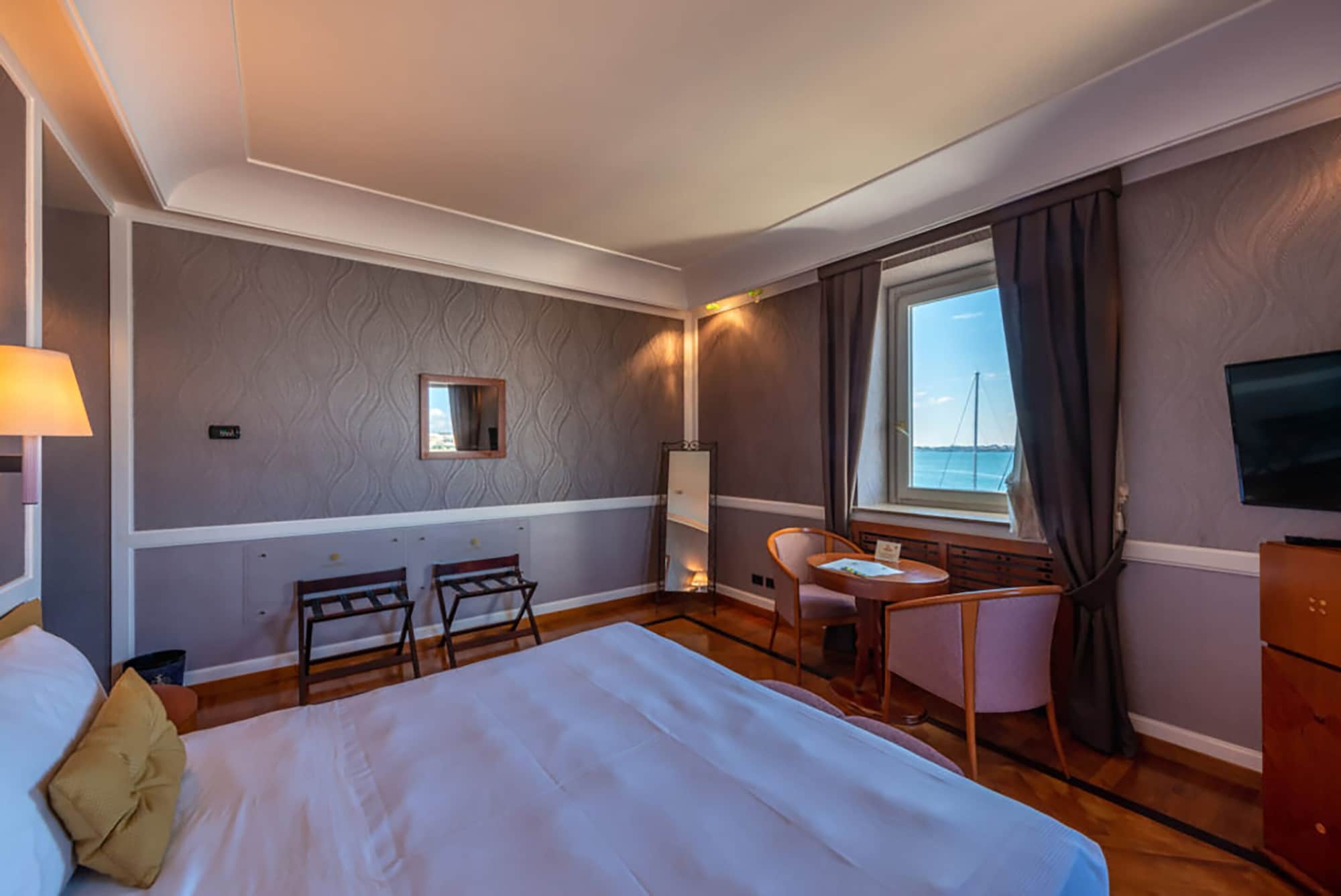 DELUXE, TRIPLE, SEA VIEW