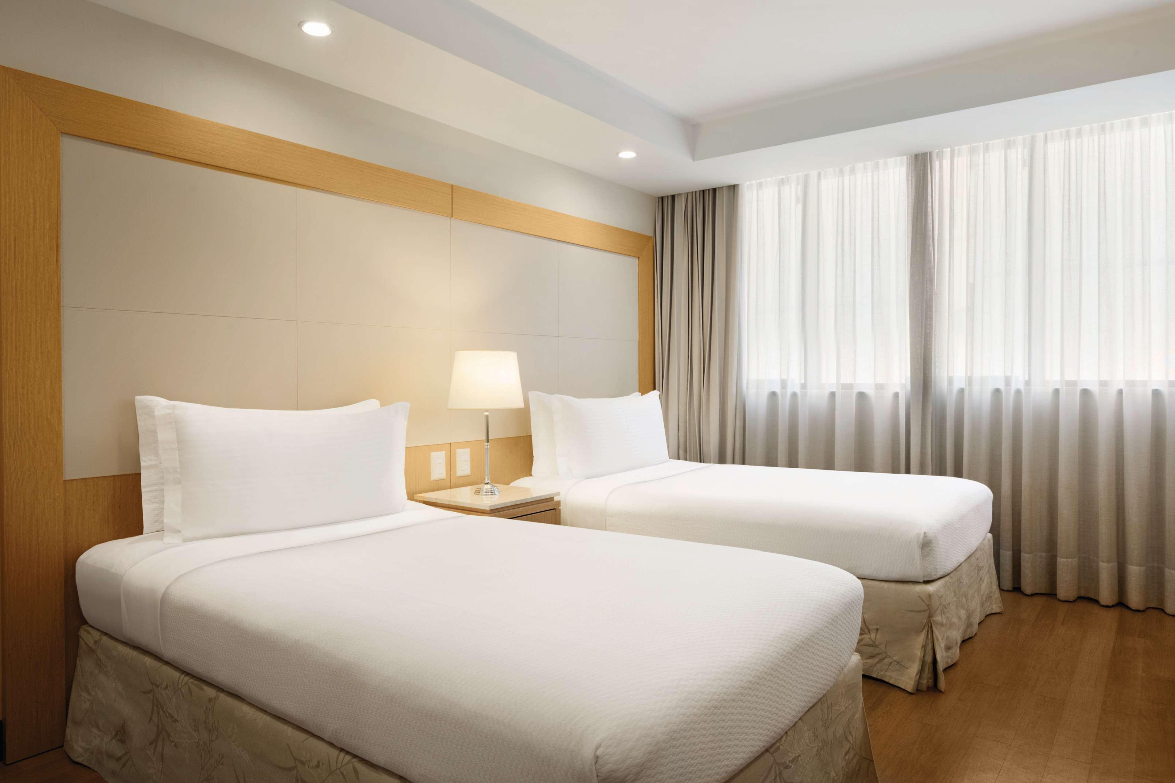 EXECUTIVE, TWIN BEDS