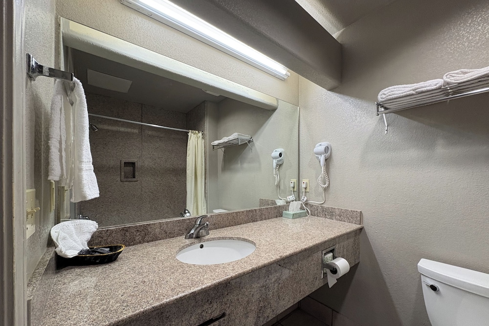 Room, 2 King Beds, Kitchenette, Accessible 8/10