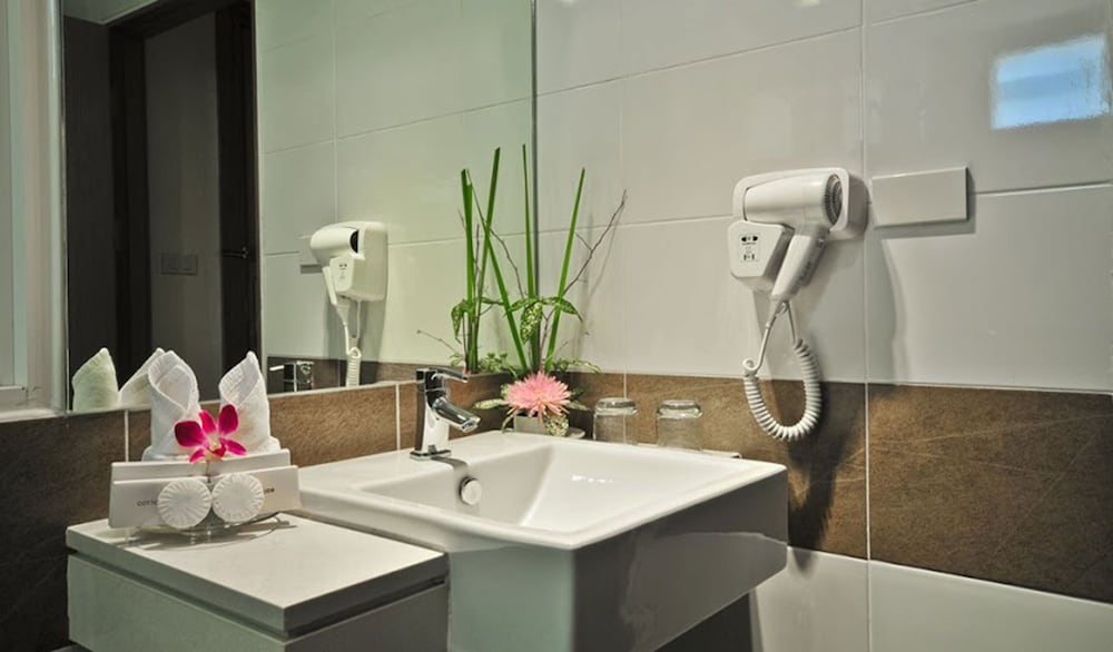 The Ashlee Plaza Patong Hotel & Spa 24/75