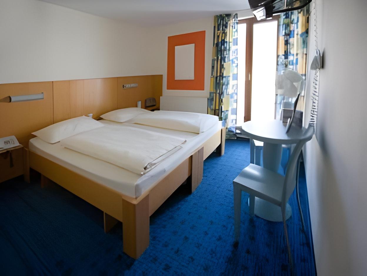 ROOM, SINGLE