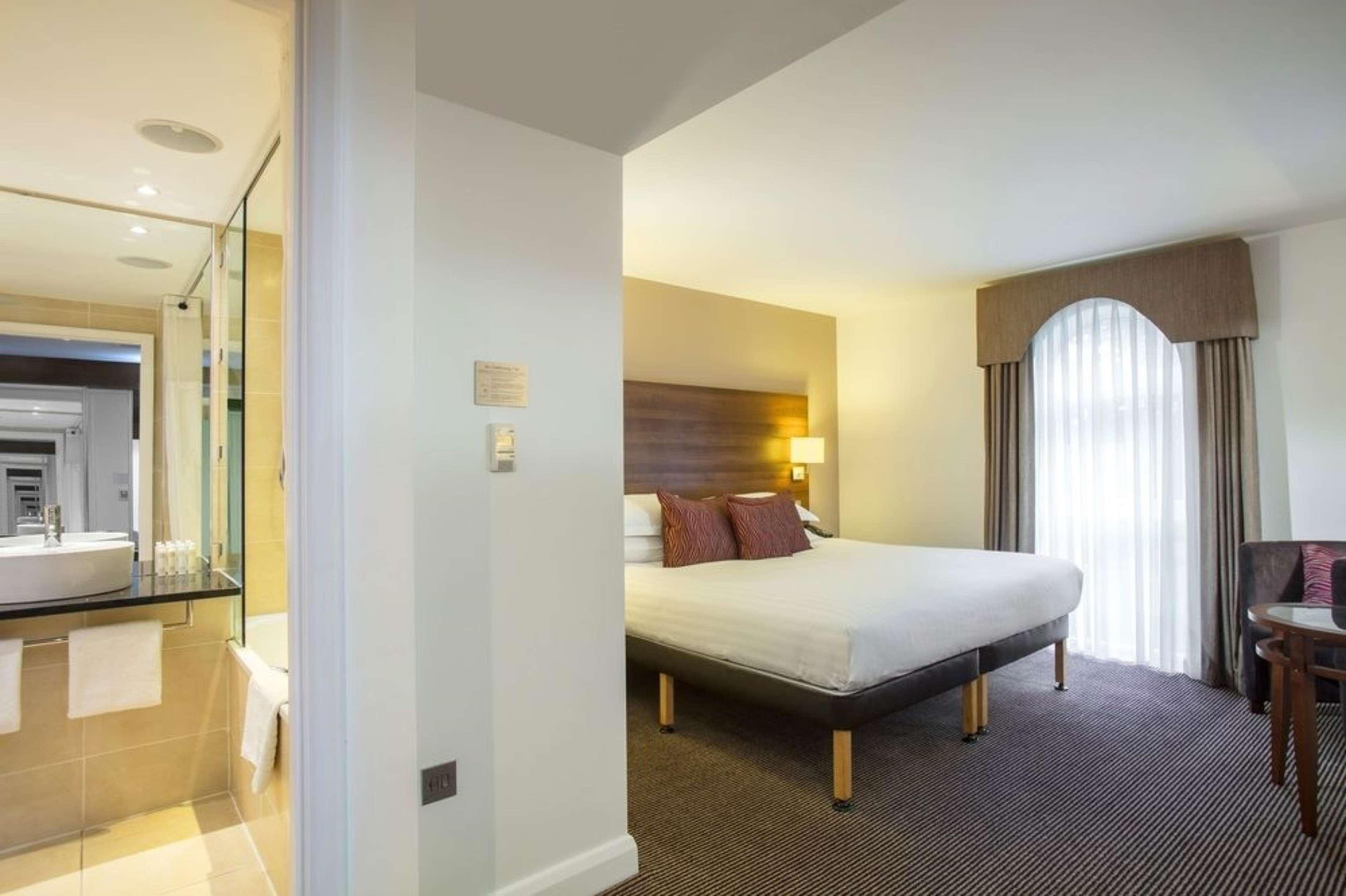 GUEST ROOM, KING BED, ACCESSIBLE