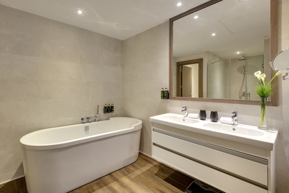 THE LEVEL, PREMIUM, BATHTUB