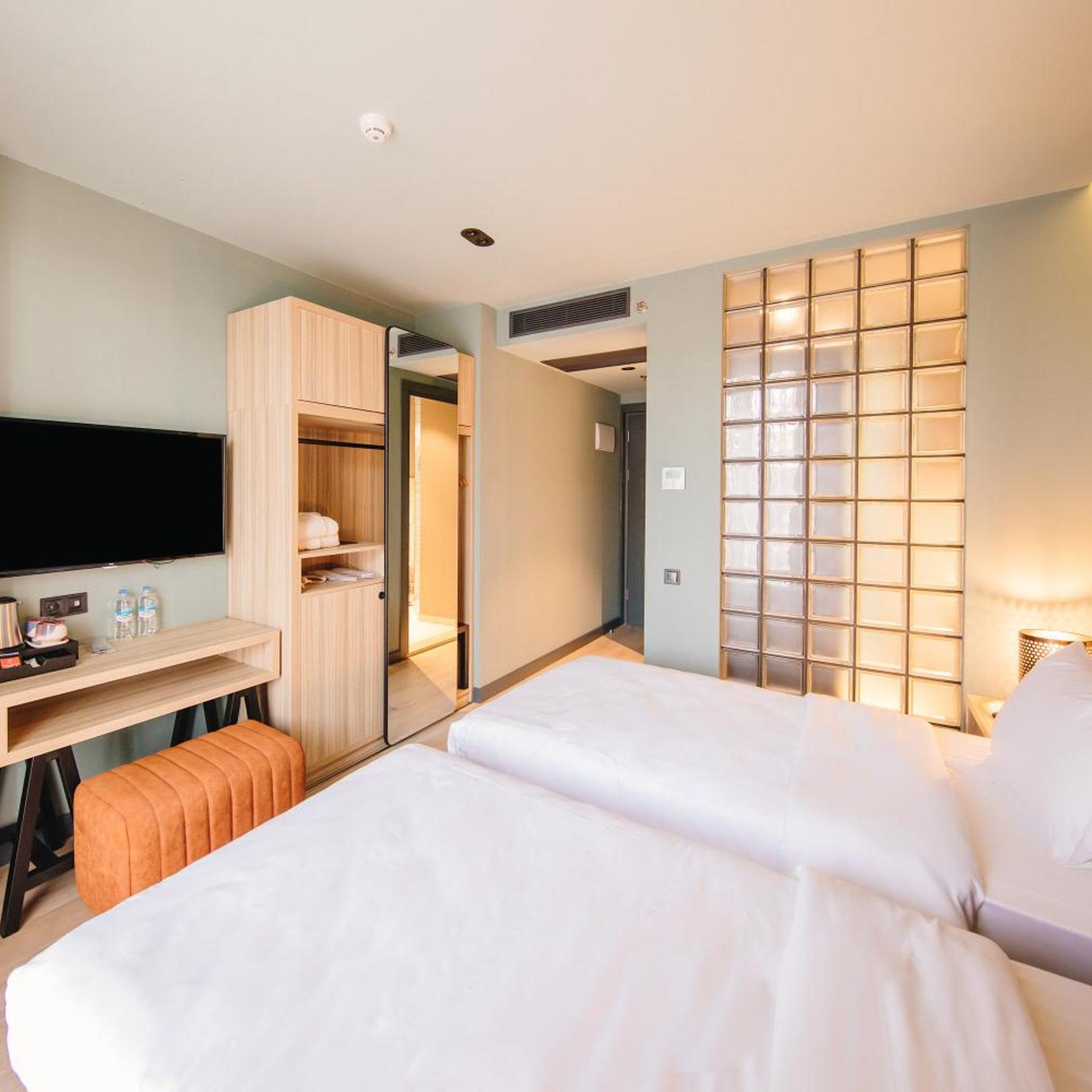 Room, Double or Twin Bed, Street View
