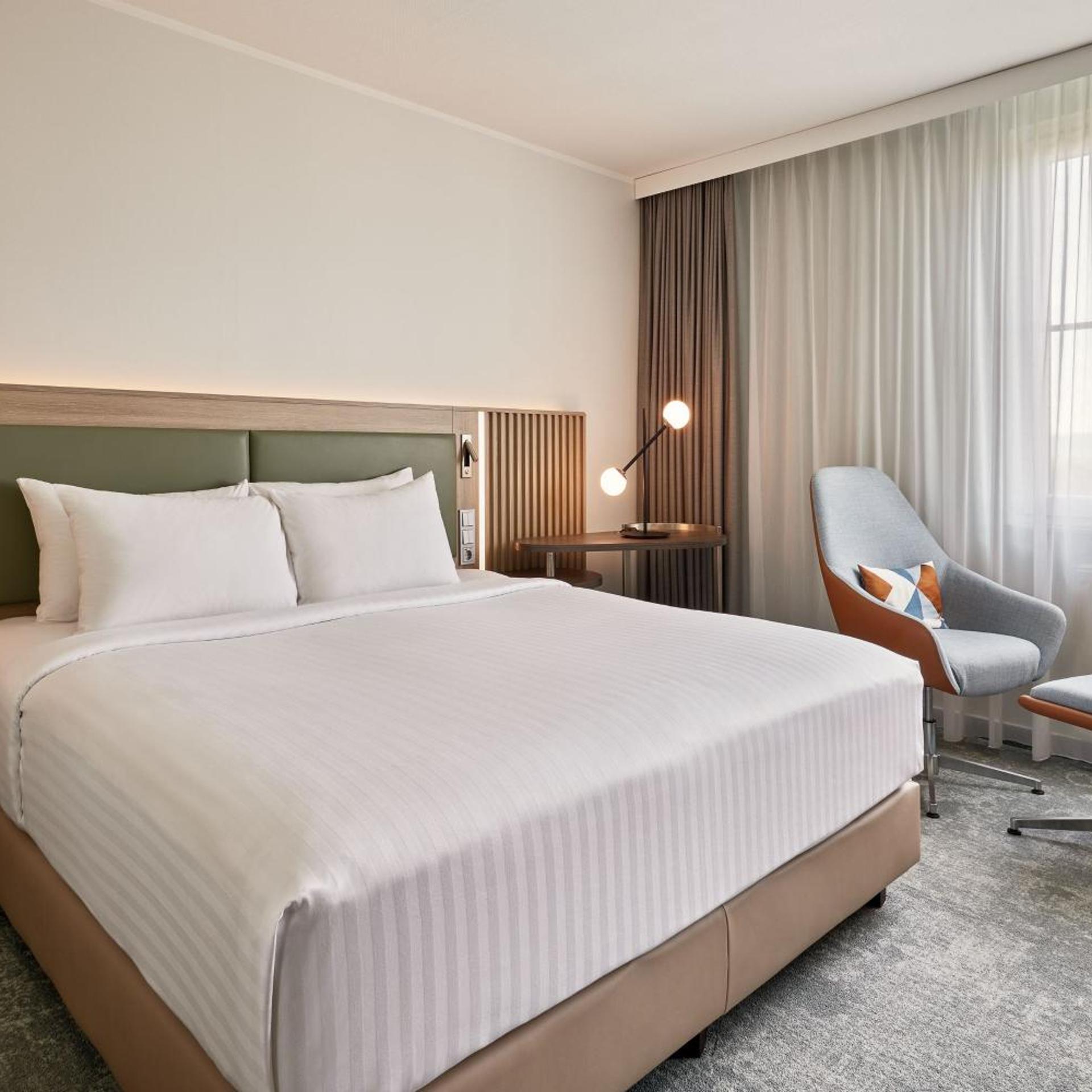 Standard, King Bed, Inland View