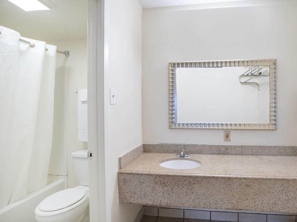 Oyo Hotel San Antonio Lackland AFB/Seaworld Hwy 90 W 15/52