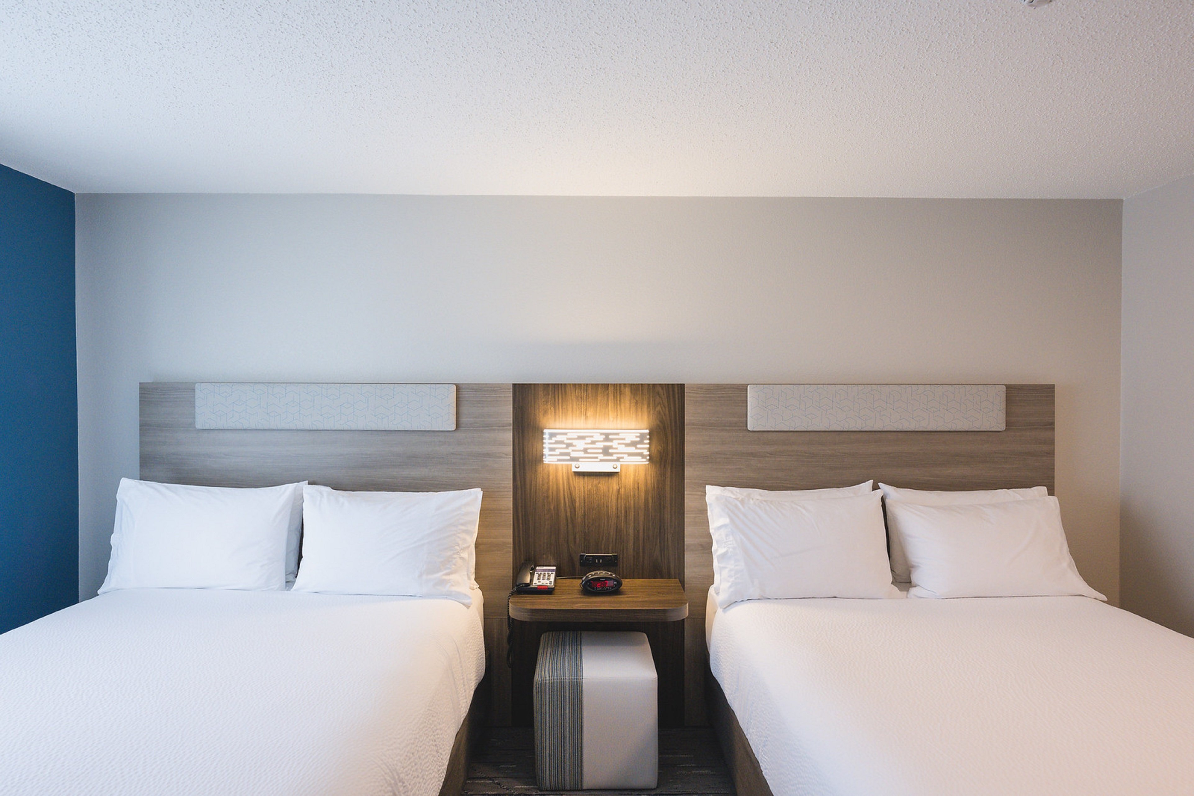 جناح بسريرين كوين، Holiday Inn Express & Suites Marquette, an IHG Hotel 3/7