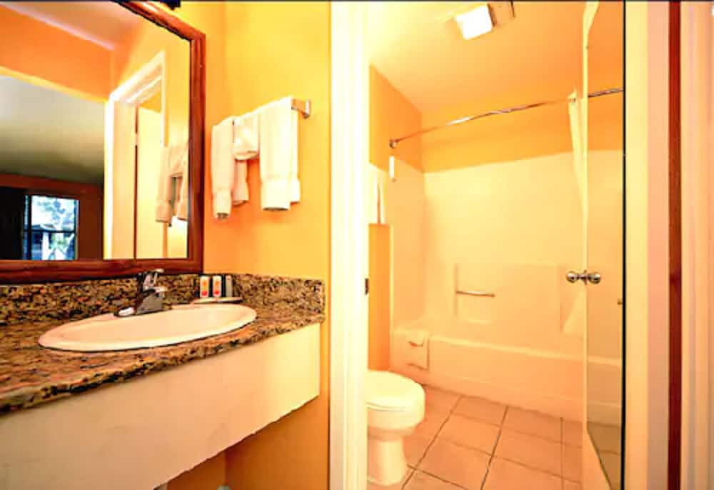 Econo Lodge Inn & Suites Fulton Rockport 36/41