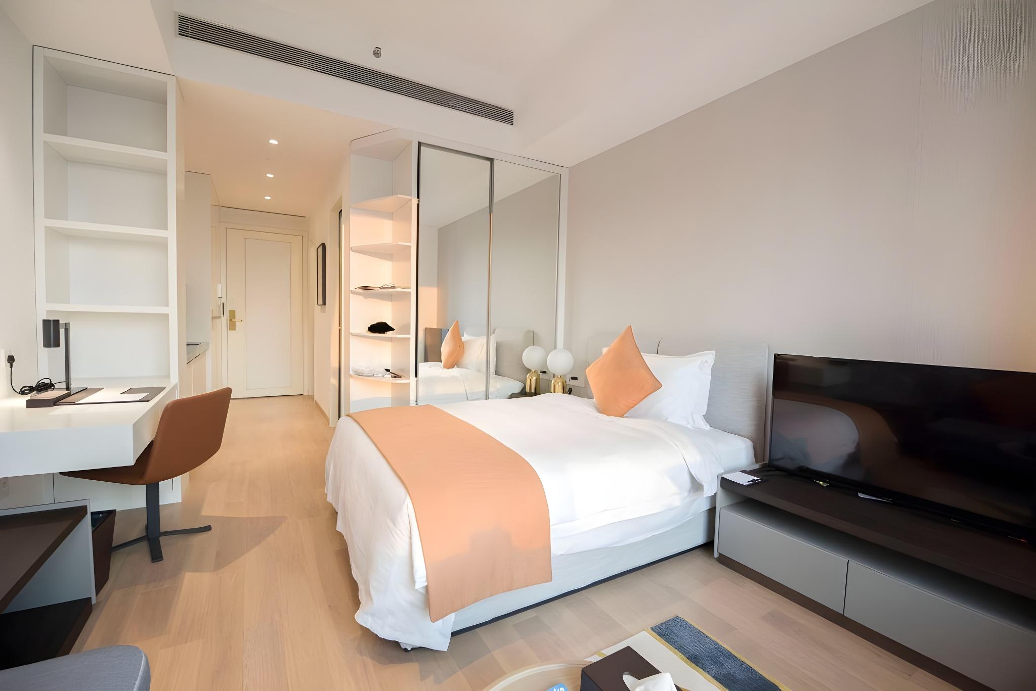 Deluxe, Single, Queen Bed