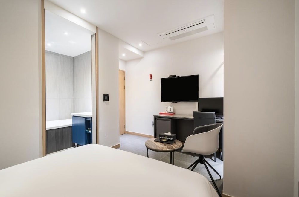 Suwon Station Myeongjak Hotel 36/57