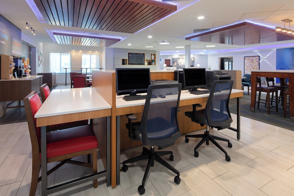 Holiday Inn Express Hotel And Suites Bradley Airport 68/74