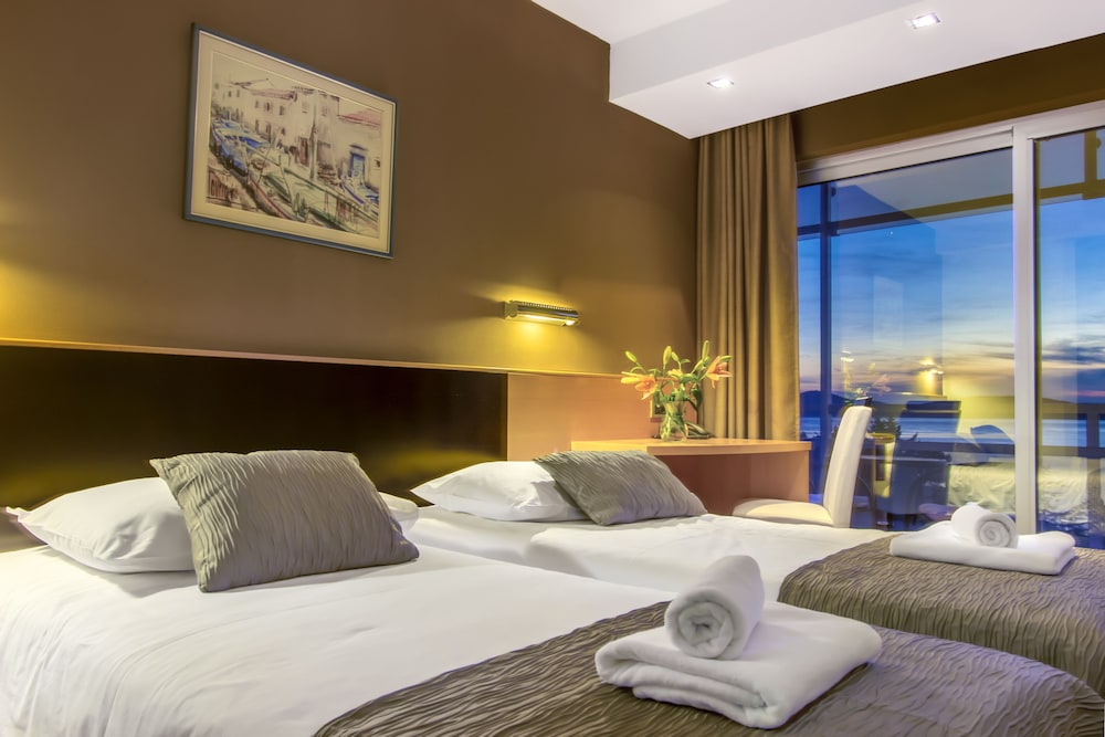 جناح جونيور بسرير مزدوج وسريرين منفصلين بإطلالة على البحر، Hotel Imperial Vodice 3/5