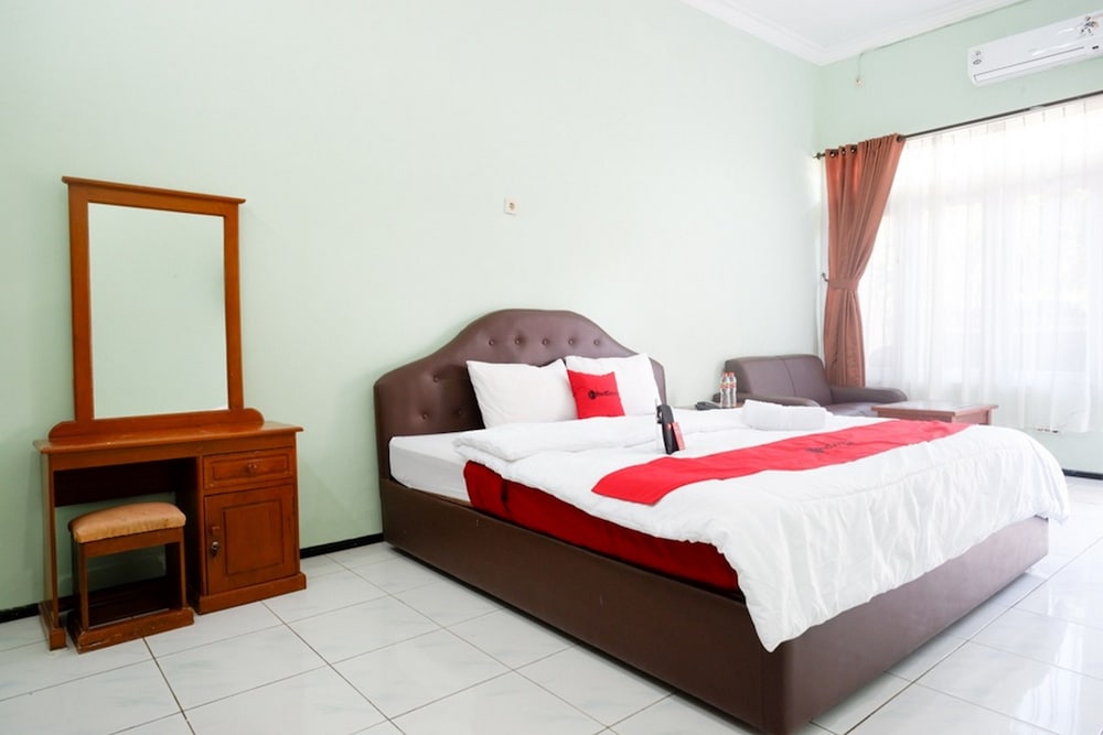 RedDoorz Plus near Stadion Wijaya Kusuma 9/22