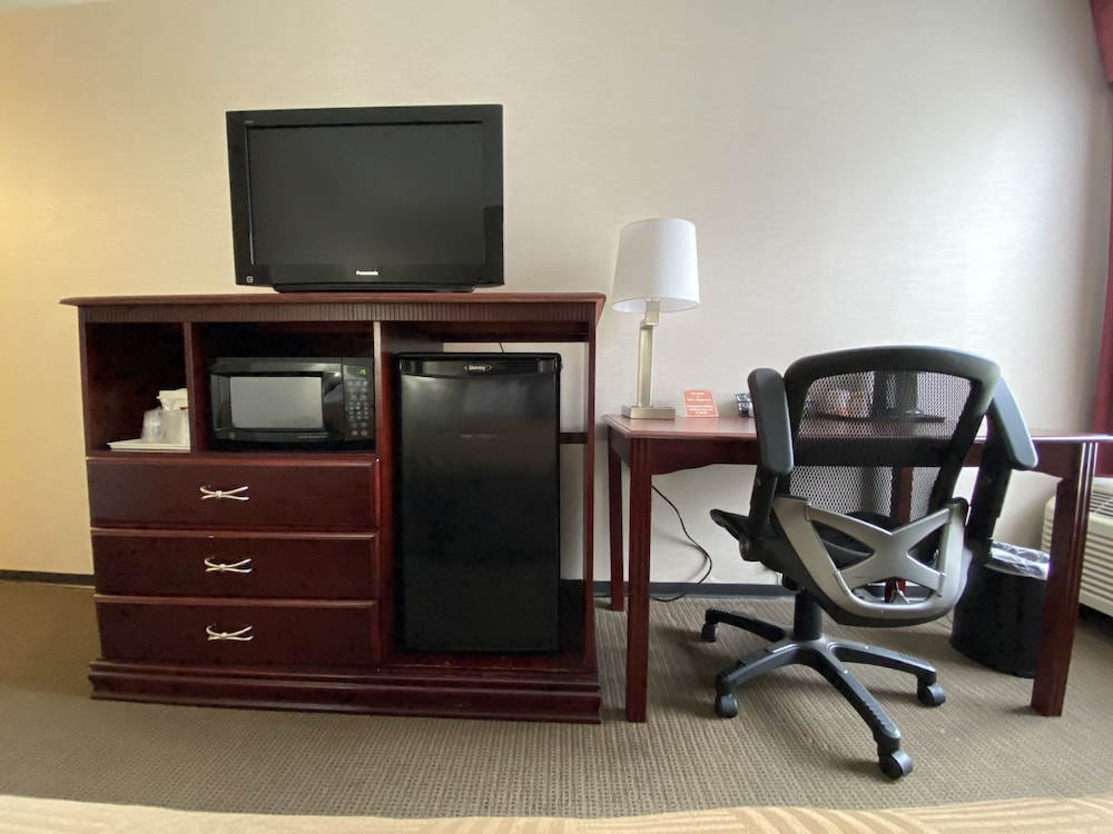 Clarion Inn and Suites Grand Rapids Airport 52/63