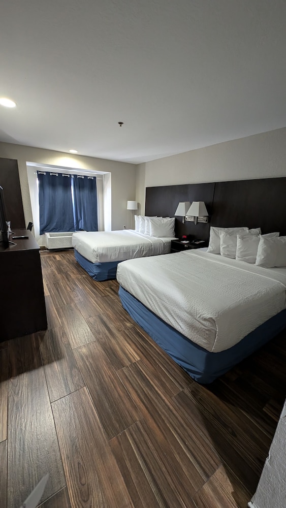 غرفة بسريرين كوين، Days Inn And Suites By Wyndham Tampa Raymond James Stadium 8/10