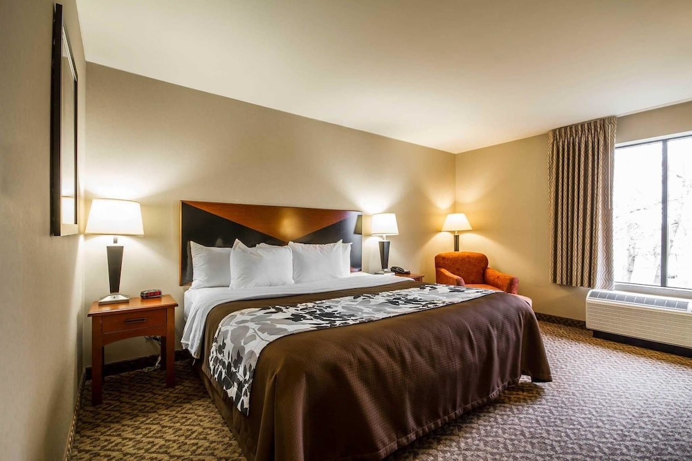 Sleep Inn and Suites Airport Milwaukee WI 16/38