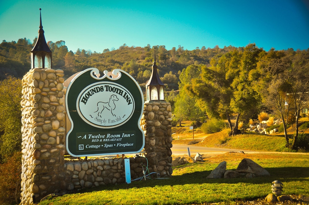 Hounds Tooth Inn 8/50