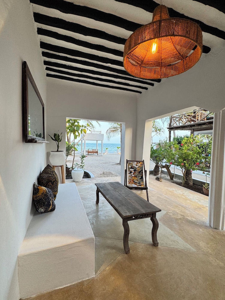 Mango Beach House 25/50