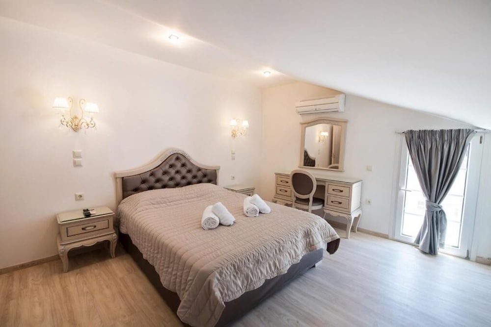 Pirofani Hotel 7/50