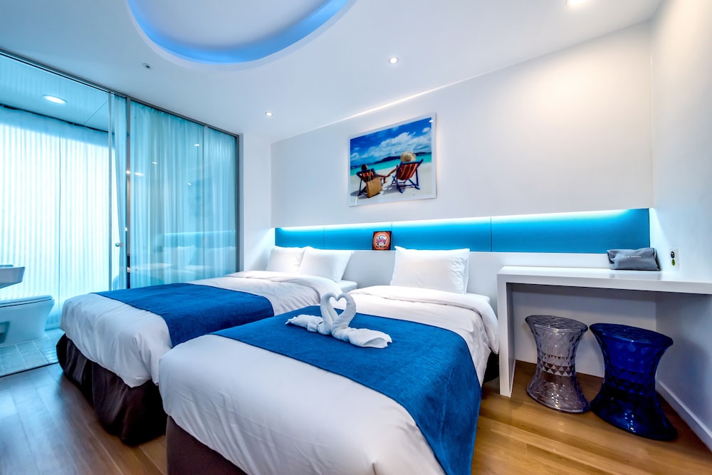 Senior, Suite, 1 Queen and 1 Single Bed, 3 Futon Beds, Ocean View