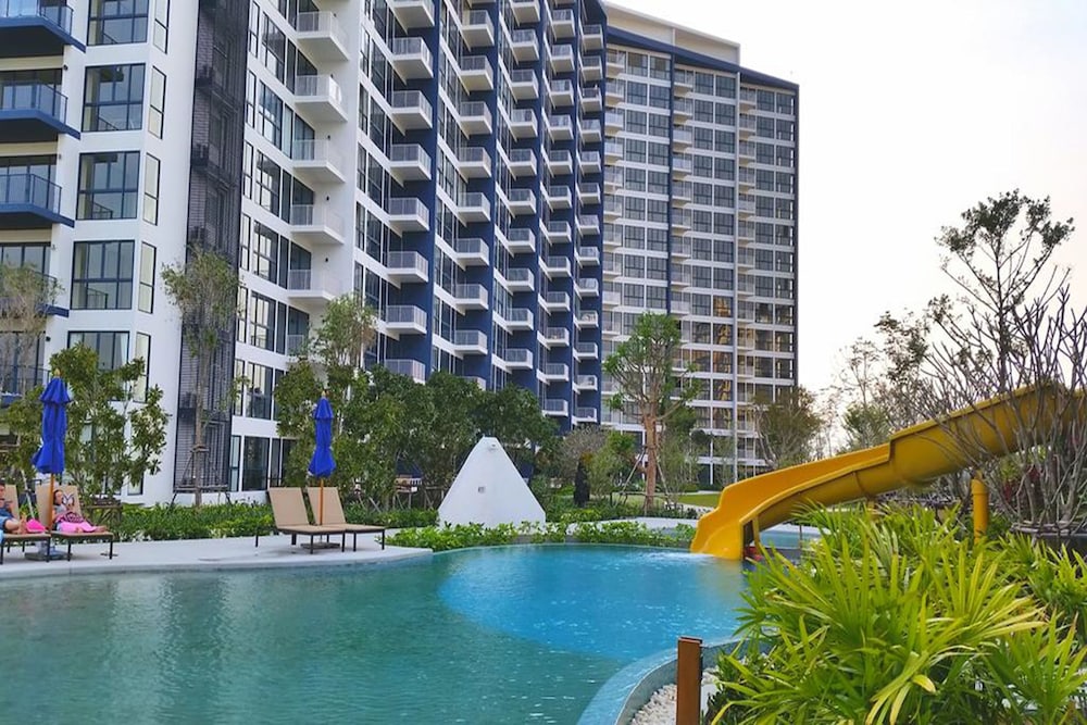 Baan Thew Talay Blue Sapphire 10/50