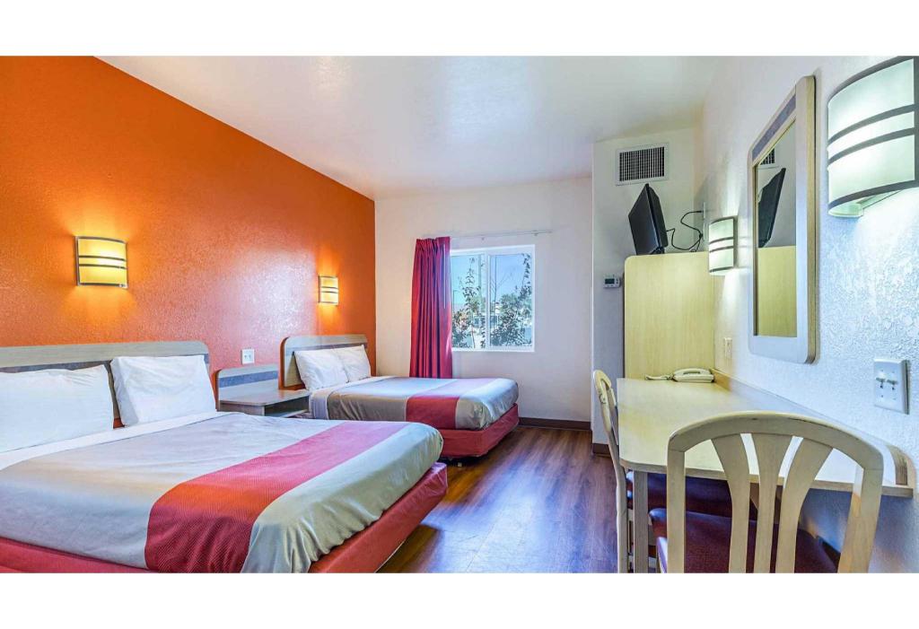 2 Full Beds - Non-Smoking