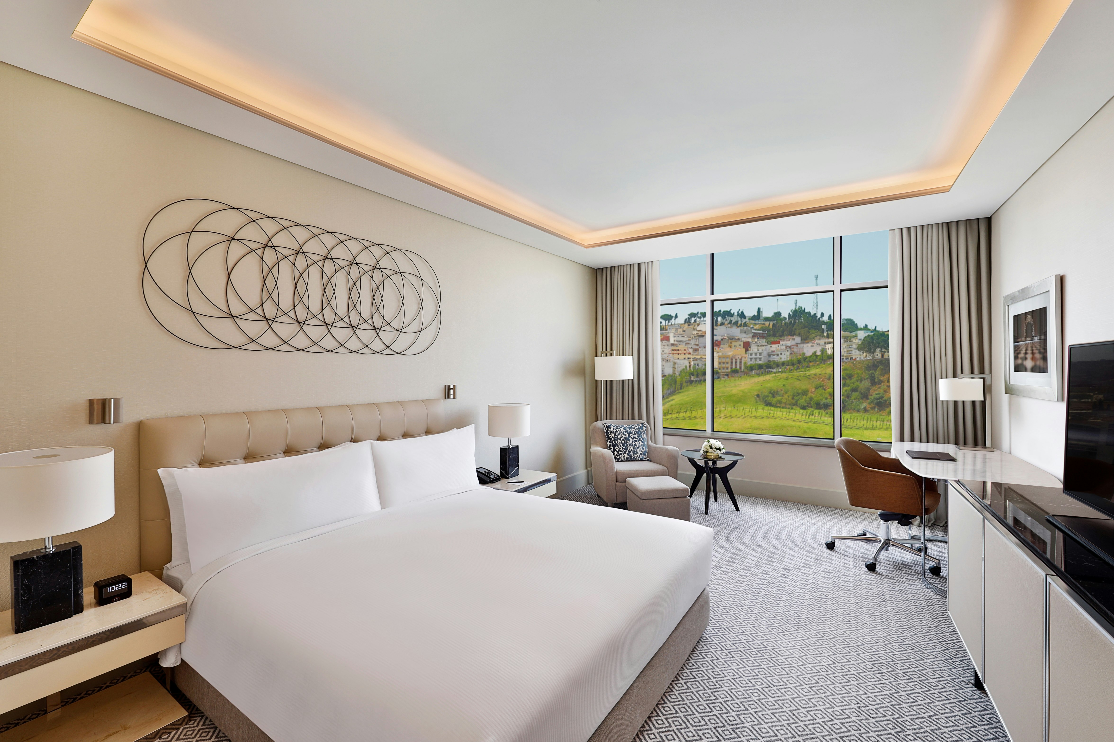 GUEST ROOM, KING BED