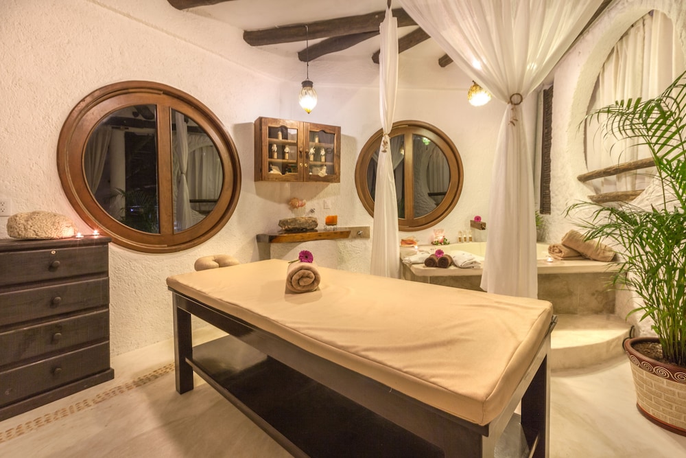 Beachfront Hotel La Palapa - Adults Only 2/36
