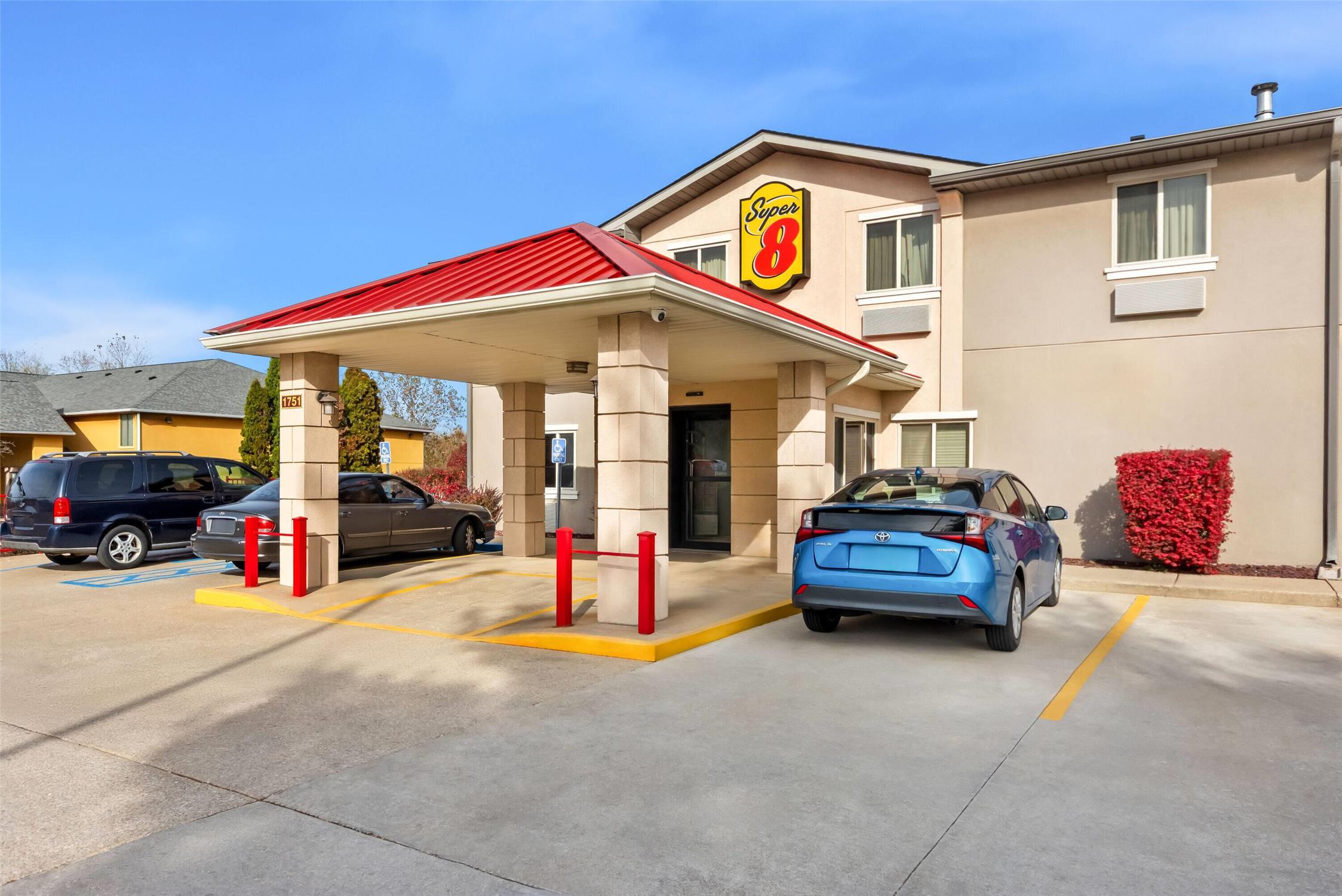 Super 8 by Wyndham Bloomington University Area 37/41