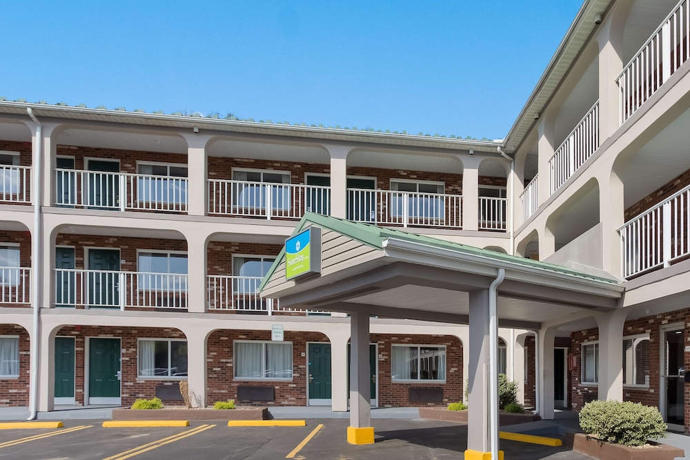 SureStay Hotel by Best Western Summersville 2/50