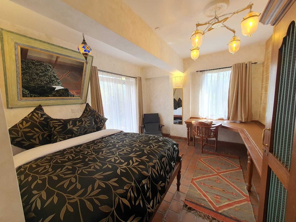 Woodmere Serviced Apartments 12/50