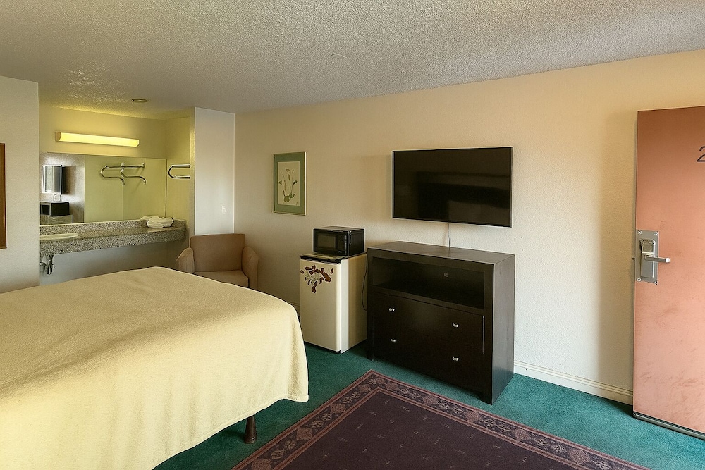 Casa Blanca Hotel & Suites Azusa 23/37