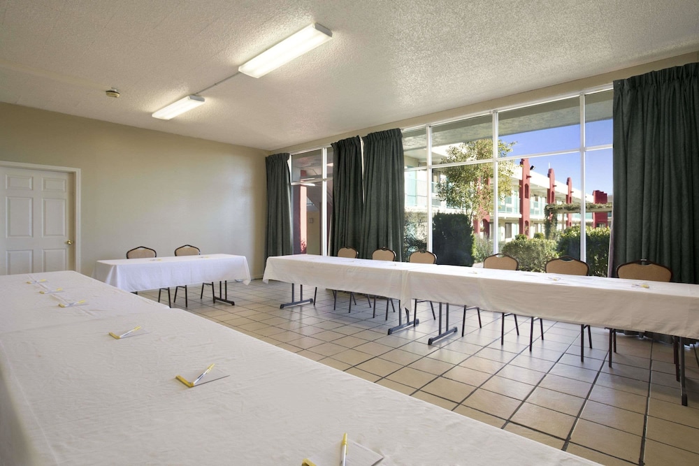 Days Inn by Wyndham Santa Fe New Mexico 16/44