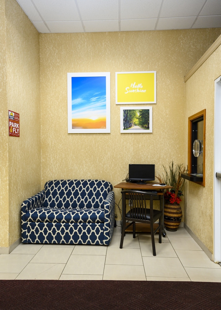 Days Inn and Suites By Wyndham Niagara Falls/Buffalo 24/40