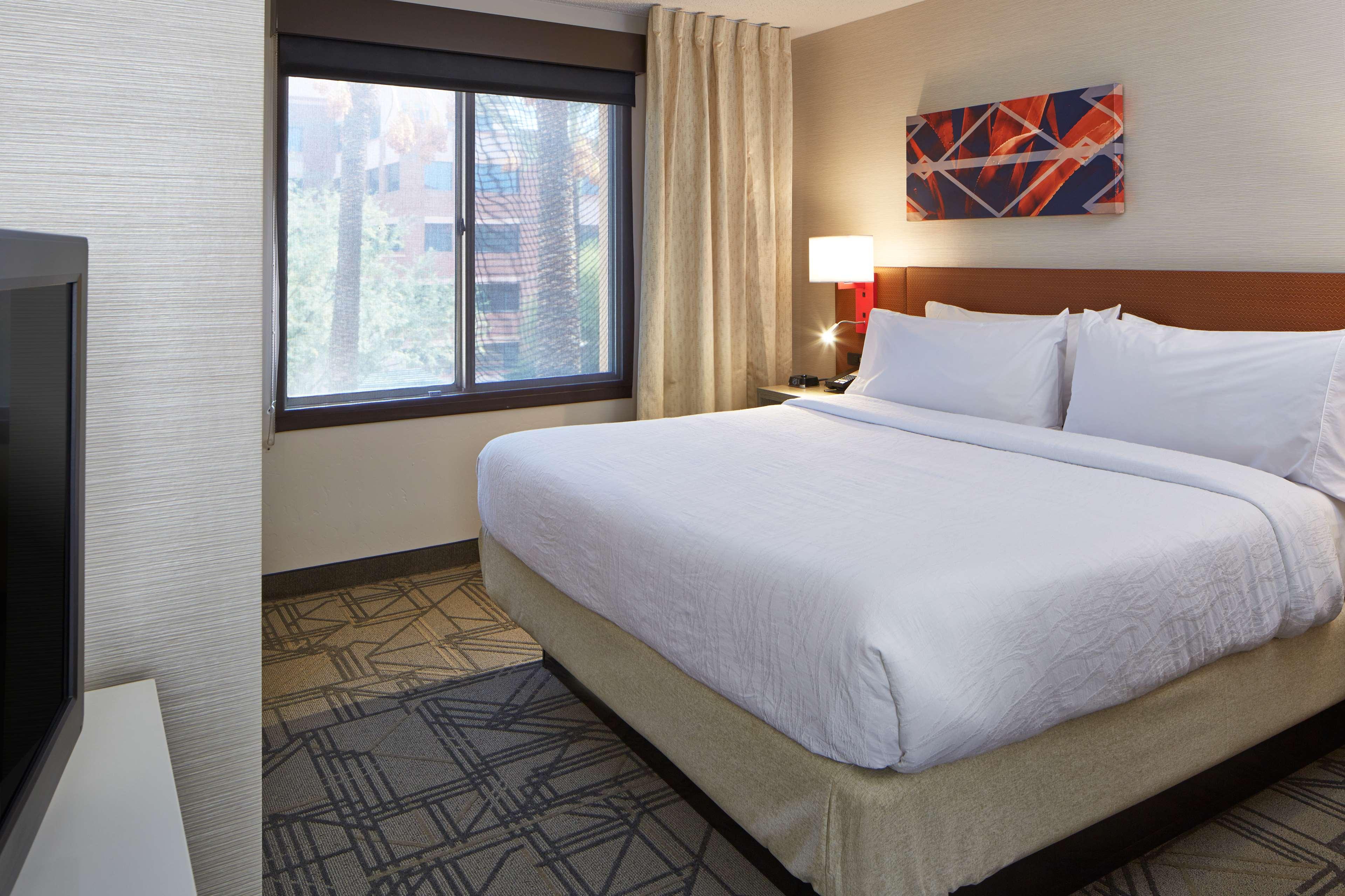 JUNIOR SUITE, KING BED, SOFA
