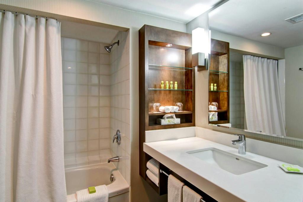 Guest Room, Premier, King Bed, Middle Floor، Delta Hotels By Marriott Toronto East 2/2