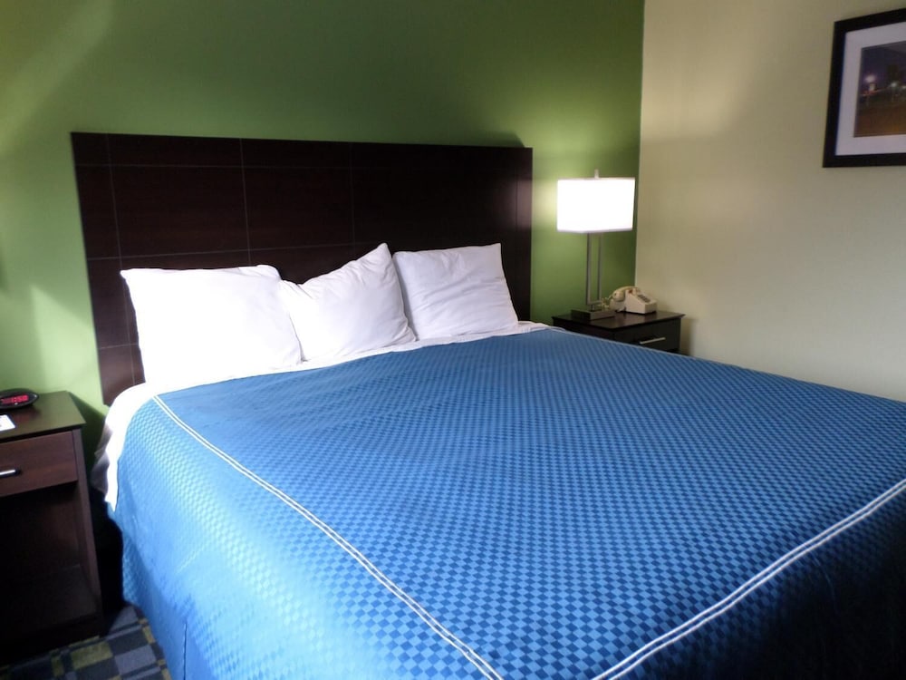 Travelodge by Wyndham Cleveland Lakewood 10/28
