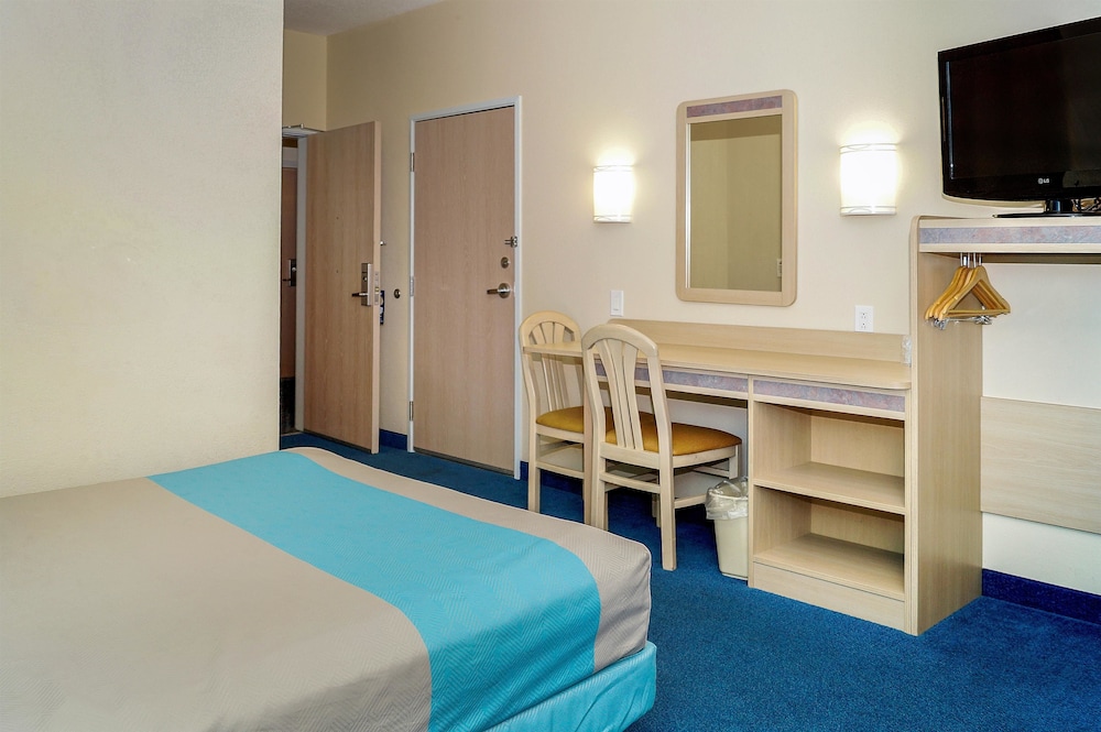 Motel6 Peterborough, ON 14/37