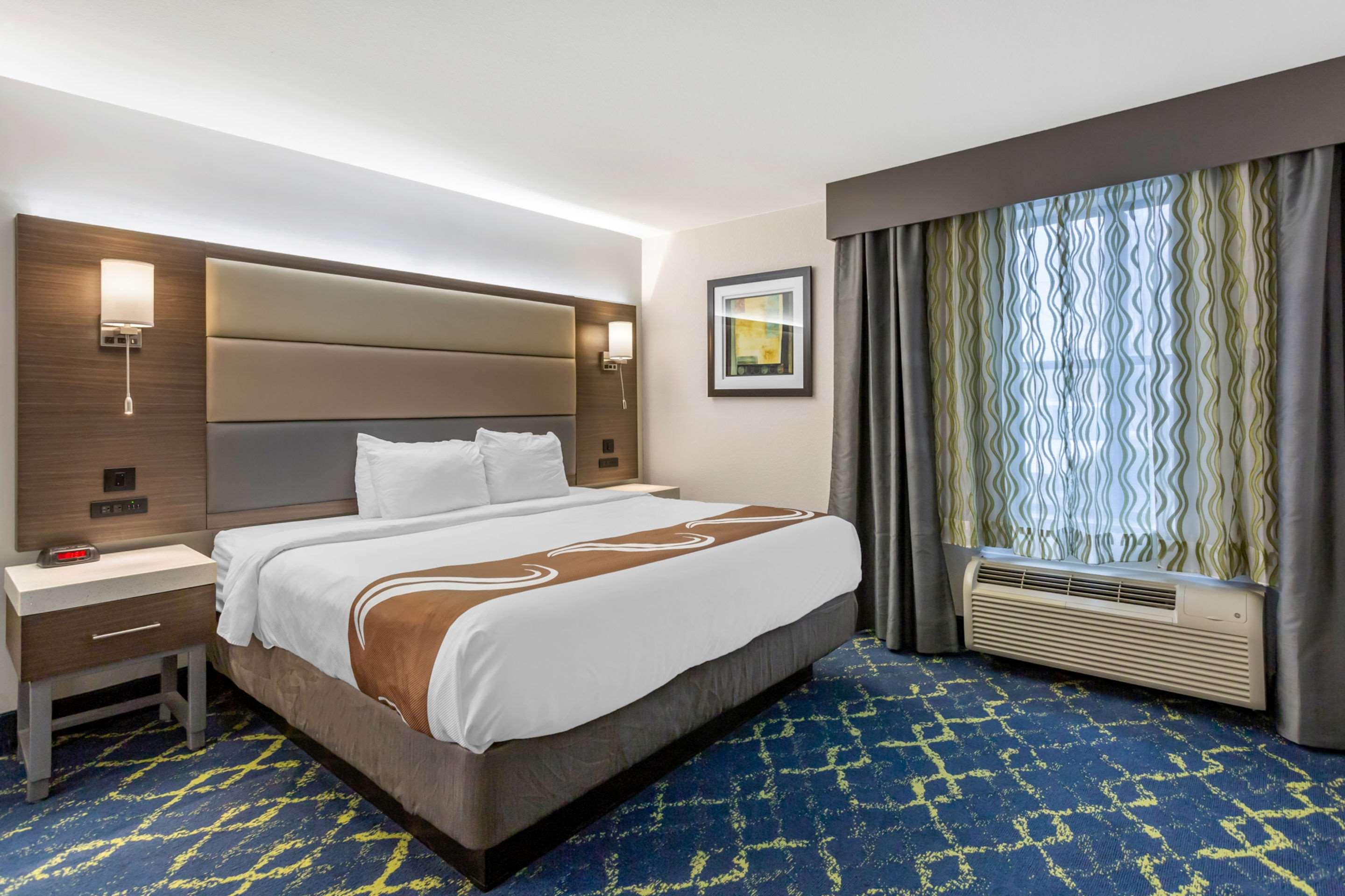 SUITE, KING BED