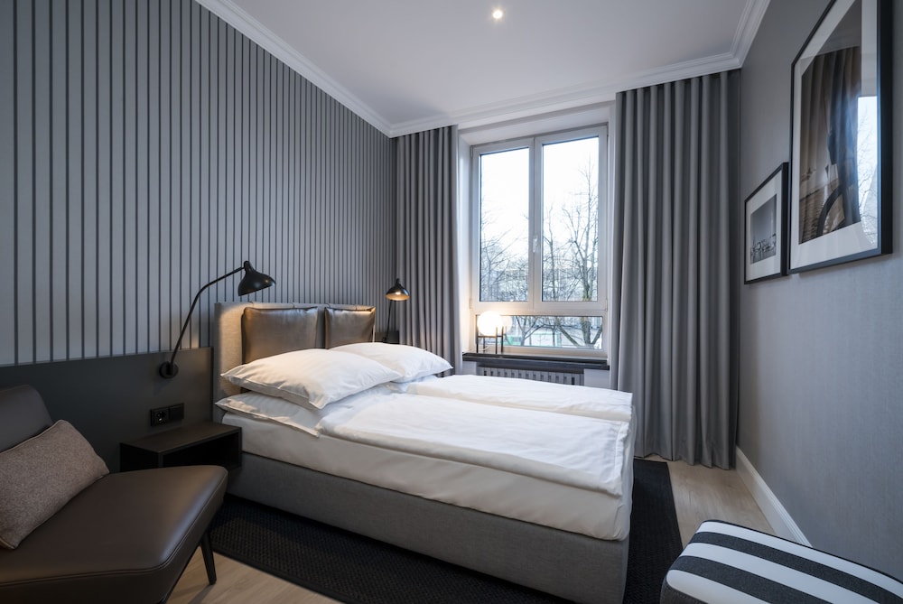ROOM, DOUBLE OR TWIN BED