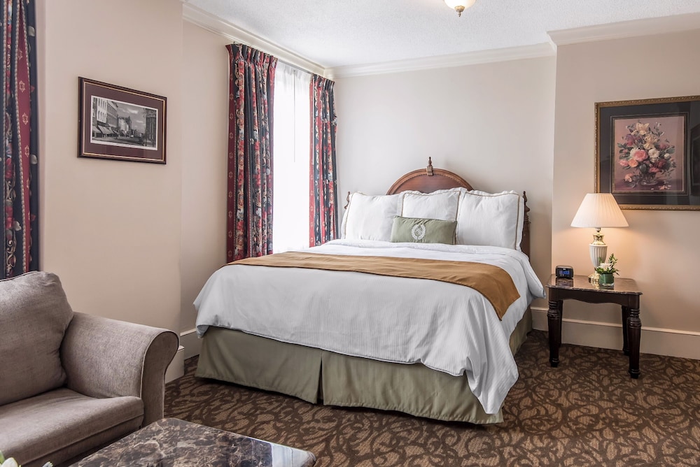 Suite, King Bed, Sofa