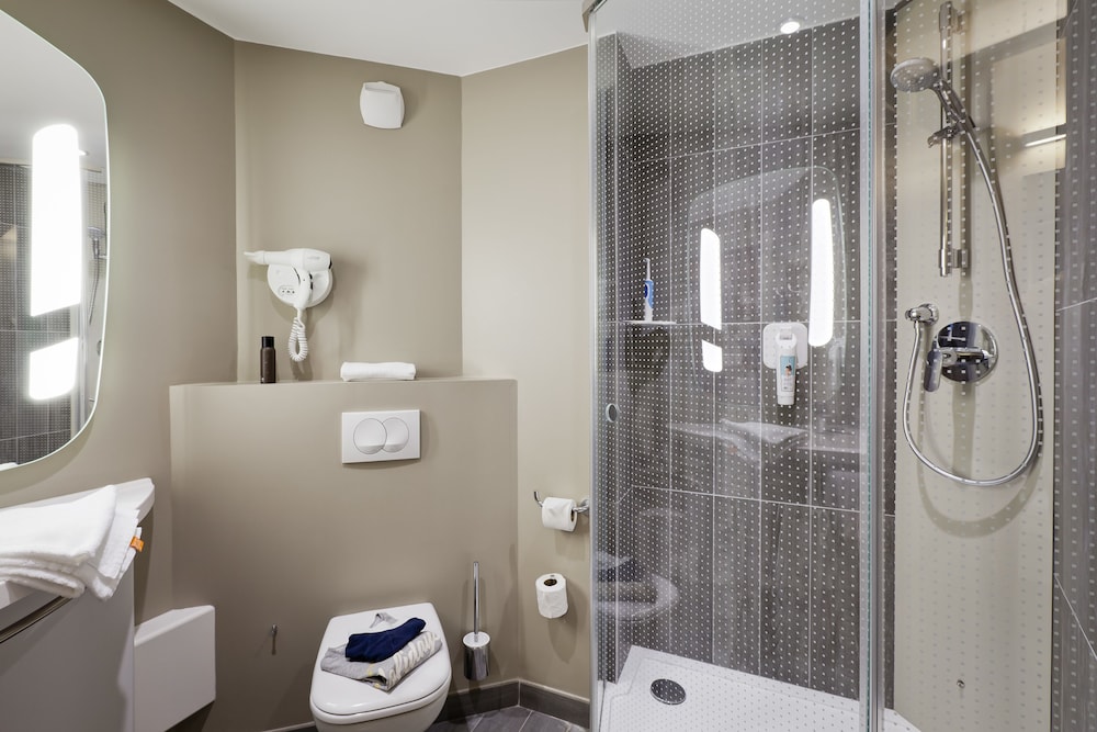 Ibis Lyon Carre De Soie 62/62