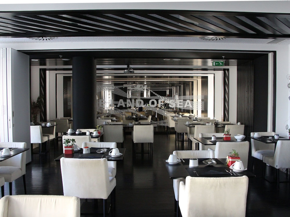 Macarico Beach Hotel 58/66