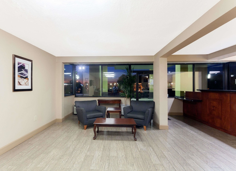 Super 8 By Wyndham Clarksville Northeast 16/21