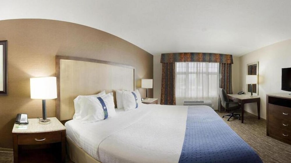 Holiday Inn Hotel Suites Surrey East Cloverdale 12/75