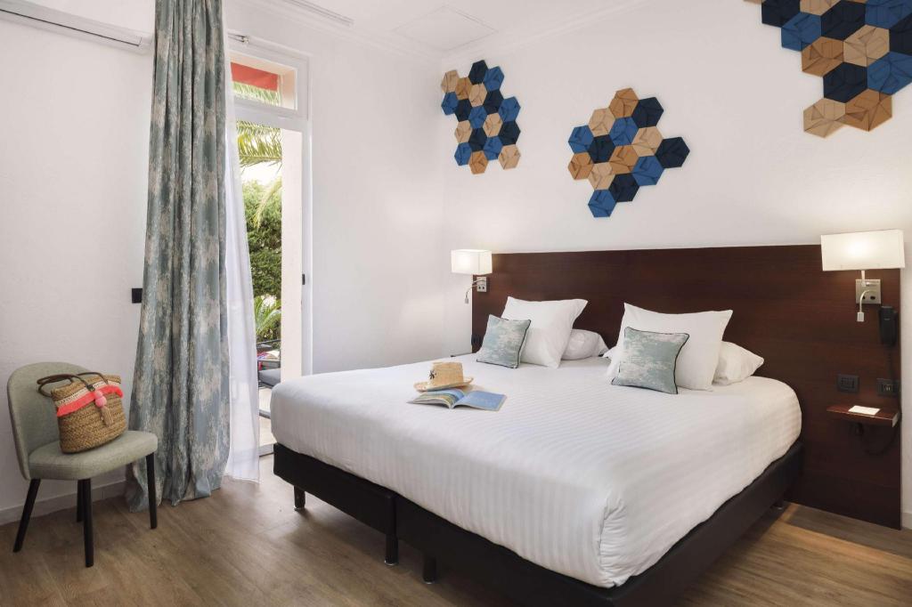 Superior, 1 Double and 1 Single Bed, Sea View
