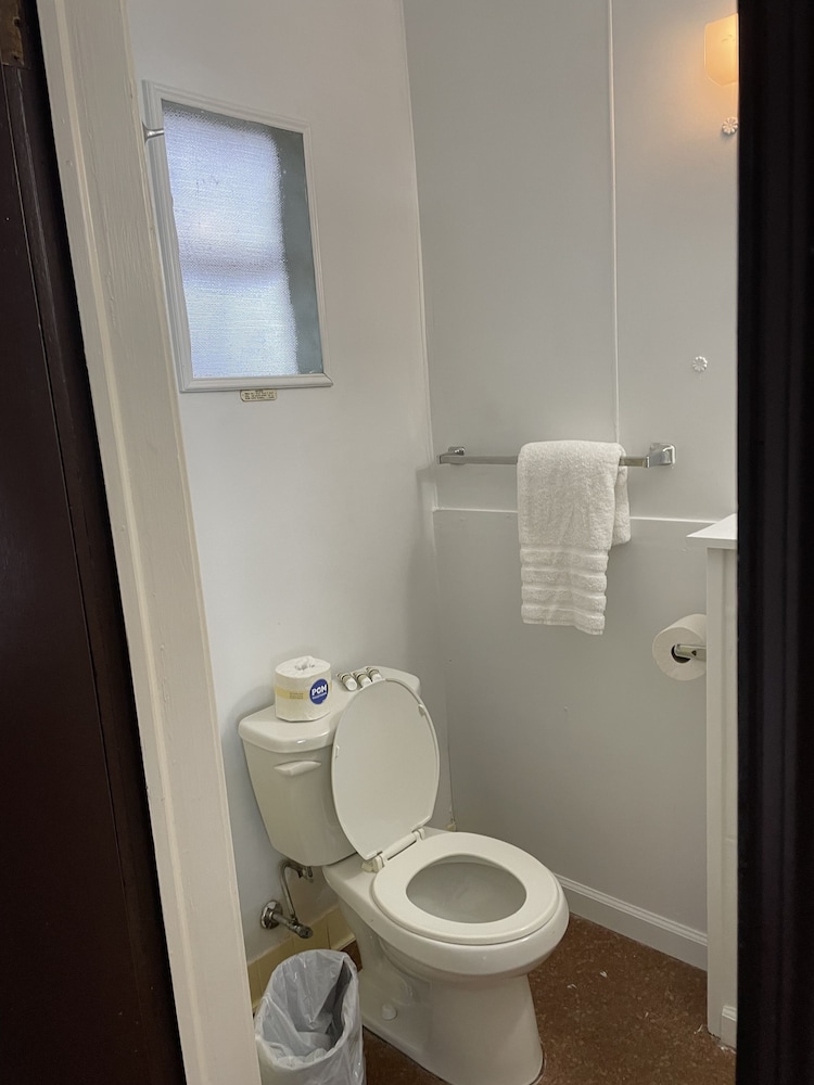 Gatehouse Motel 66/73