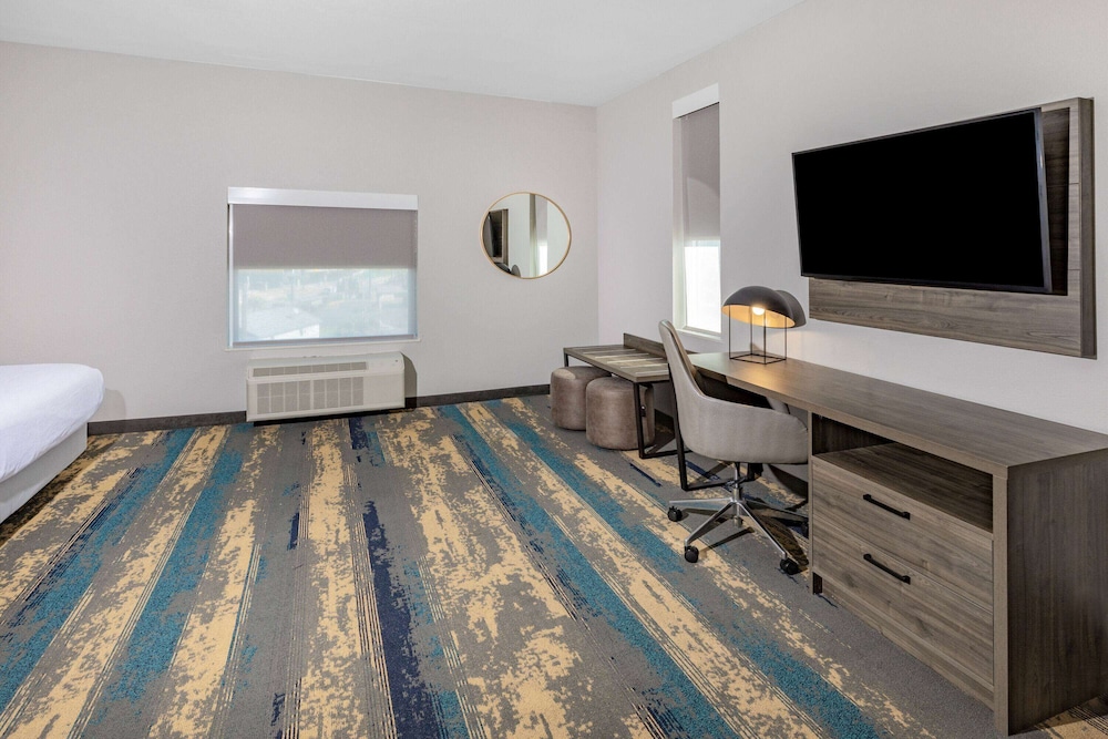 La Quinta Inn and Suites by Wyndham Galveston North at I-45 20/28