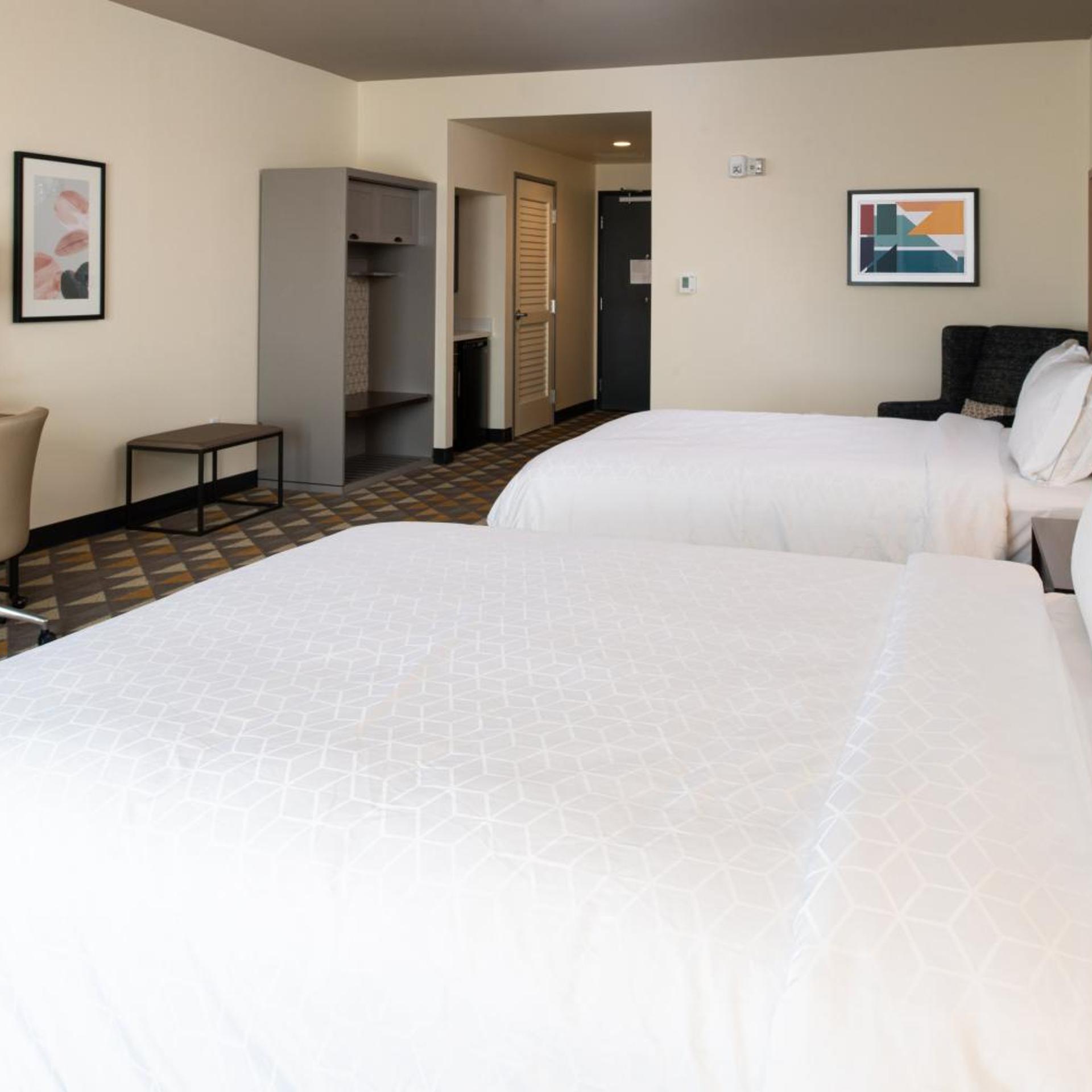 غرفة قياسية بسريرين كوين بحوض استحمام لذوي الإعاقة، Holiday Inn Suites Idaho Falls 5/9