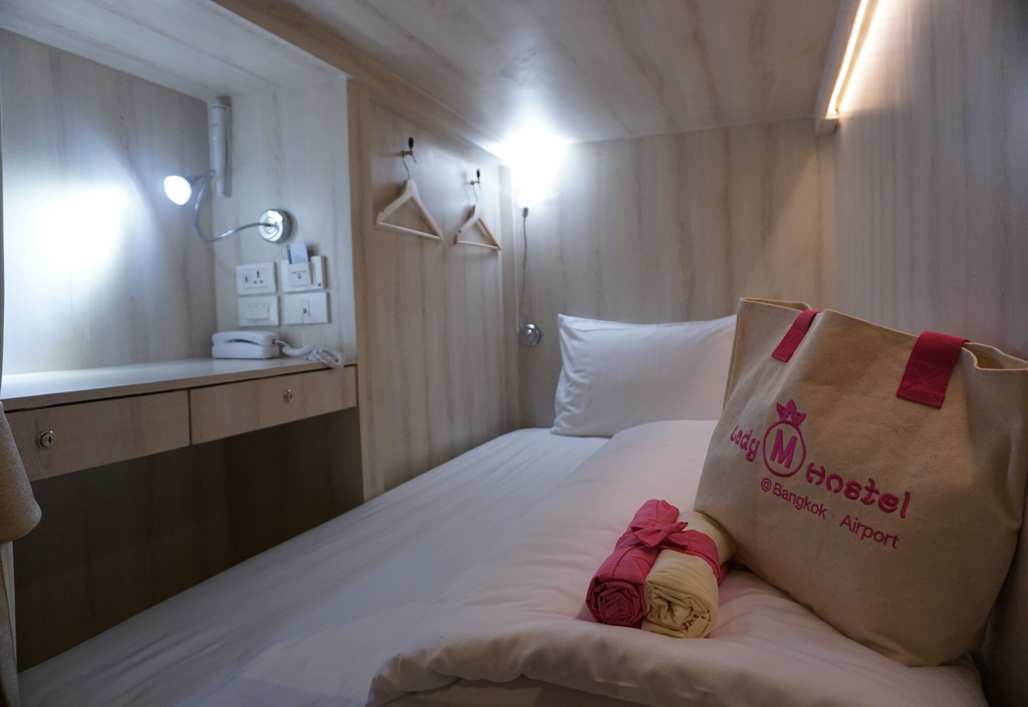 FEMALE DORM, UPPER, SUPERIOR, 8 BEDS